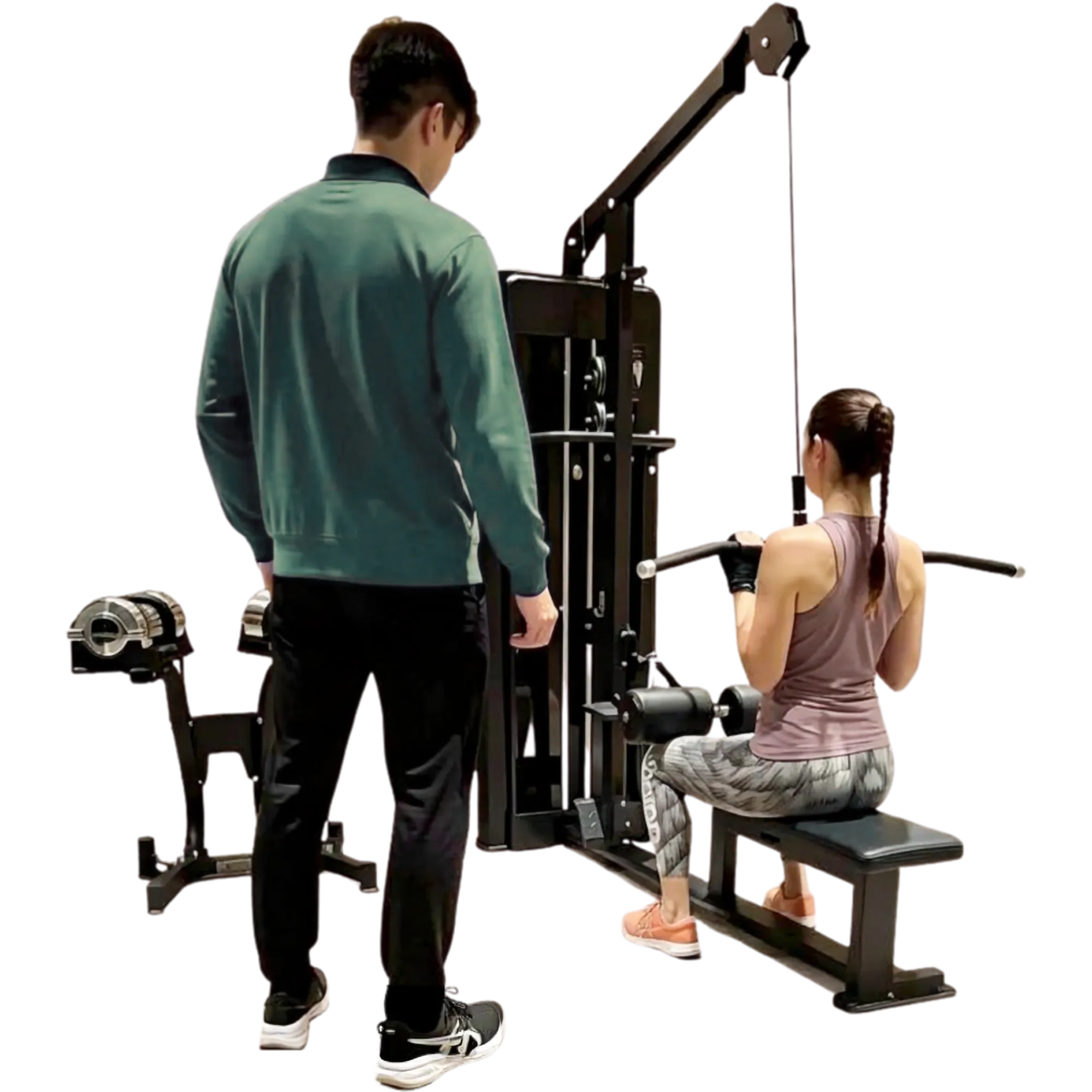Personal trainer che supervisiona una cliente durante un esercizio alla lat machine, ripresi di spalle su sfondo trasparente.